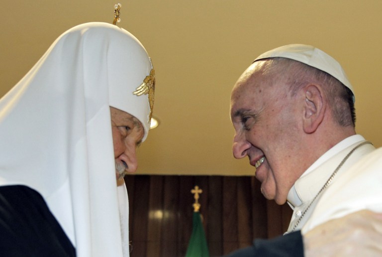 El papa Francisco y el patriarca ruso Kiril cruzan abrazos y besos antes de iniciar histórica cita