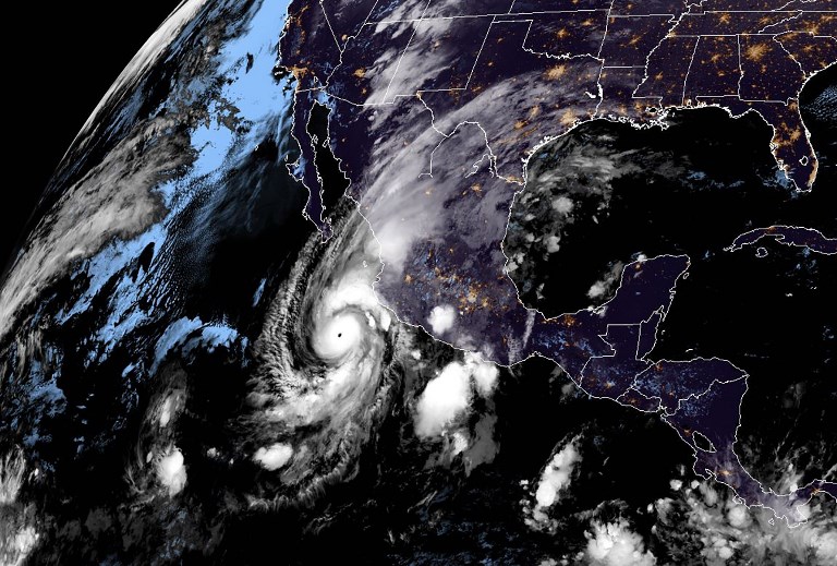 El huracán Willa está cerca de alcanzar la categoría 5 frente a México