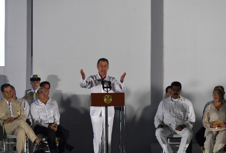 Santos da &quot;bienvenida&quot; a la democracia a las FARC