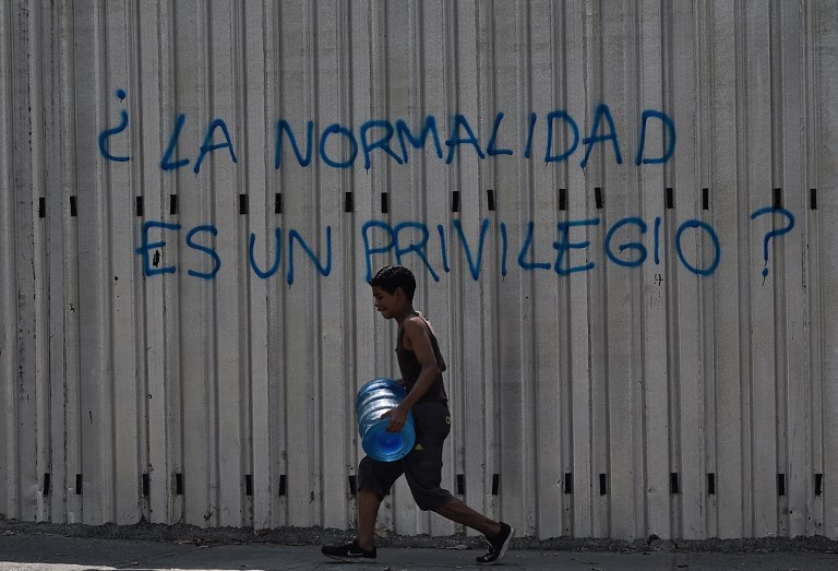 Venezolanos &quot;sin una gota de agua&quot; en un país paralizado por apagones