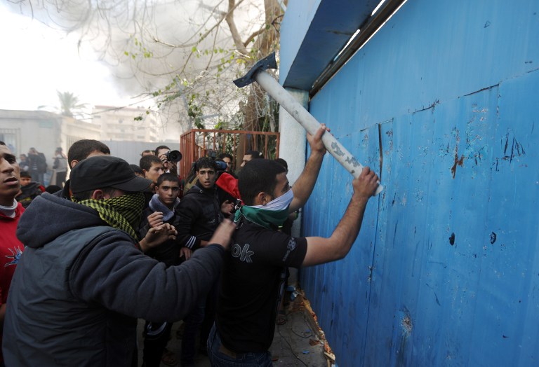 Palestinos protestan ante sede de la ONU en Gaza por falta de fondos