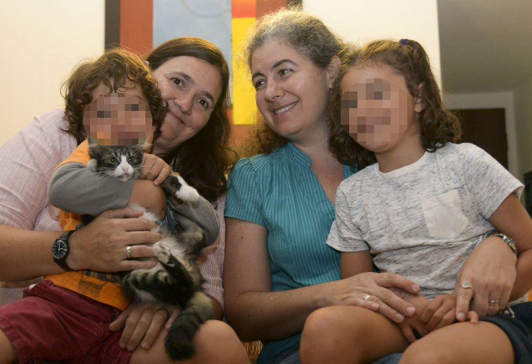 Corte de Colombia permite a lesbiana adoptar a hija de su pareja