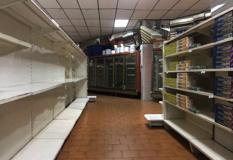 Gobierno de Venezuela obliga a supermercados a bajar precios