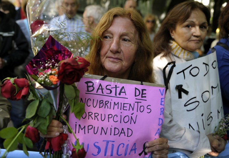 Nisman es sepultado en medio de incertidumbre y controversia