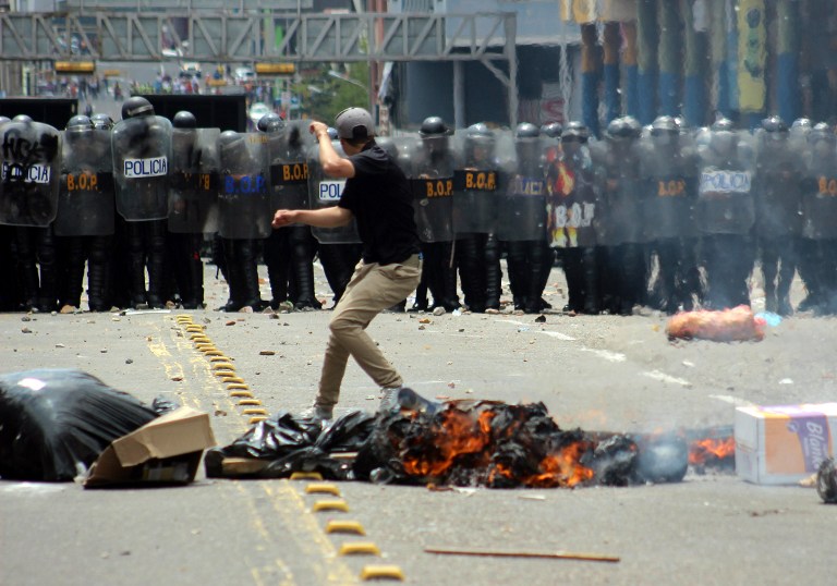 Estudiantes protestan contra Maduro en varias ciudades de Venezuela