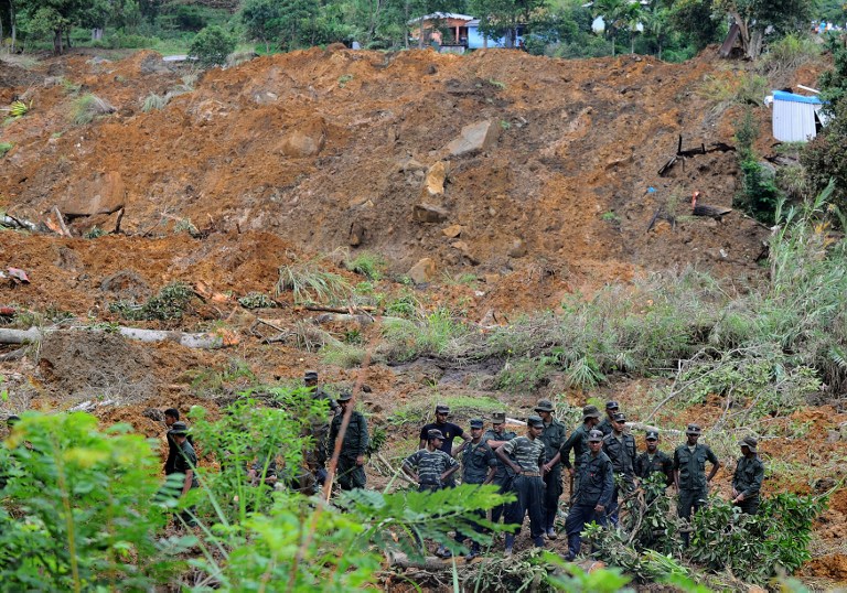 Las excavadoras buscan víctimas entre el lodo en Sri Lanka