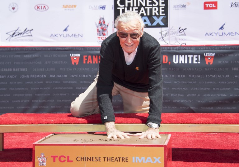 Stan Lee, leyenda de Marvel, plasma sus huellas en Hollywood