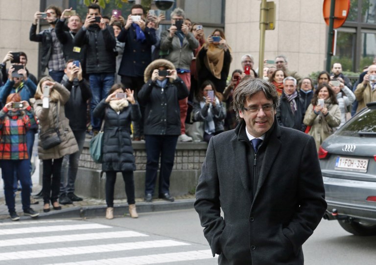 El destituido presidente catalán y sus consejeros se entregan en Bélgica