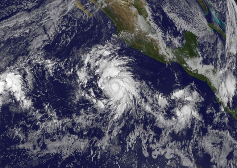 Vance se convierte en huracán frente a las costas mexicanas del Pacífico