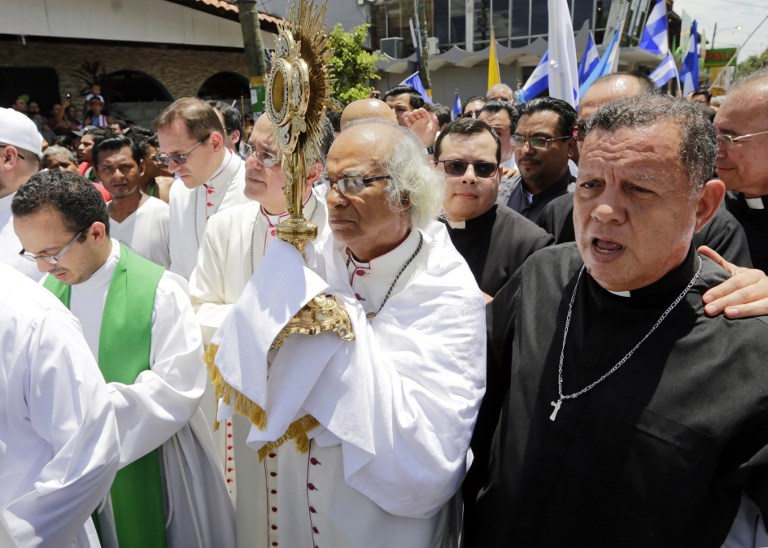 Nicaragua: multitud recibe a obispos en Masaya
