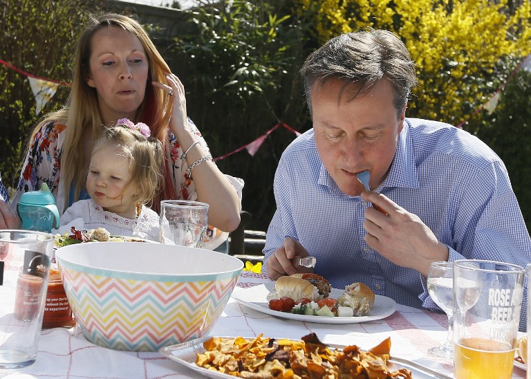 Burlas contra el primer ministro británico por comer un hot dog con cuchillo y tenedor