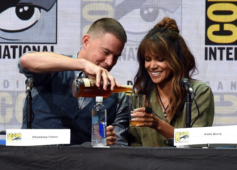 Halle Berry se toma un whisky de un solo trago en el Comic-con