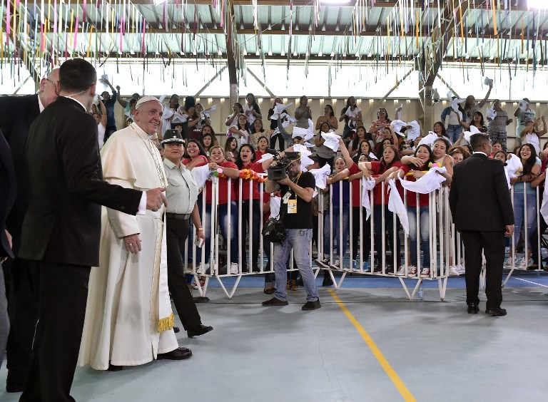 El papa pide dignidad y reinserción en emotiva visita a cárcel de mujeres en Chile