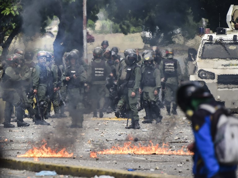 Marcha en Caracas para apoyar corte suprema paralela es bloqueada con gases lacrimógenos
