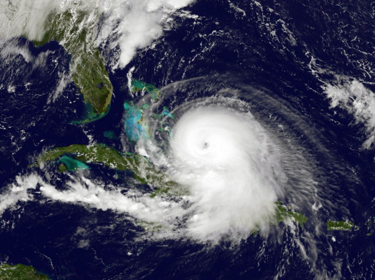 Huracán Joaquín comienza a girar hacia el noroeste del Atlántico