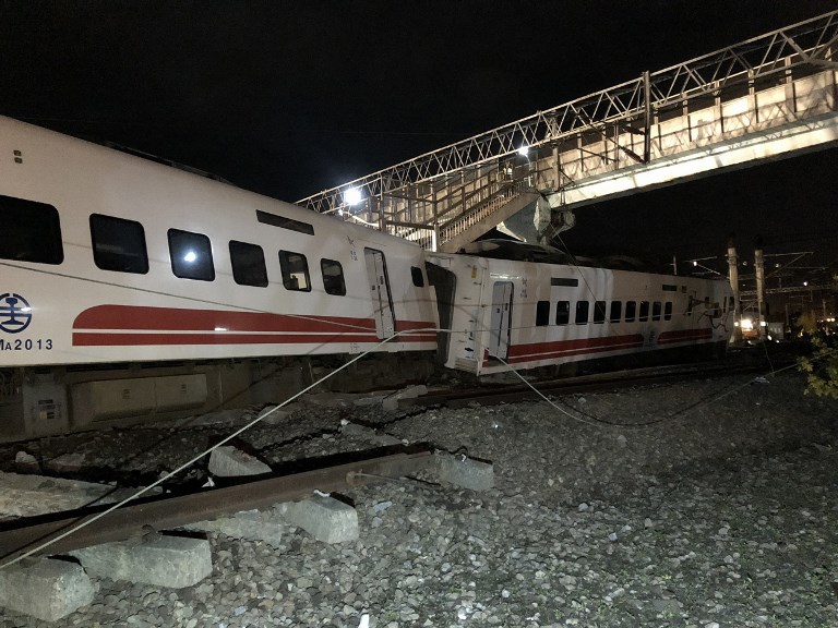 18 muertos en descarrilamiento de un tren en Taiwán