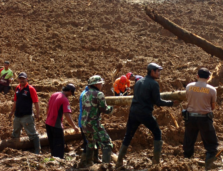 Deslizamiento de tierra en Indonesia deja 14 heridos y 11 desaparecidos