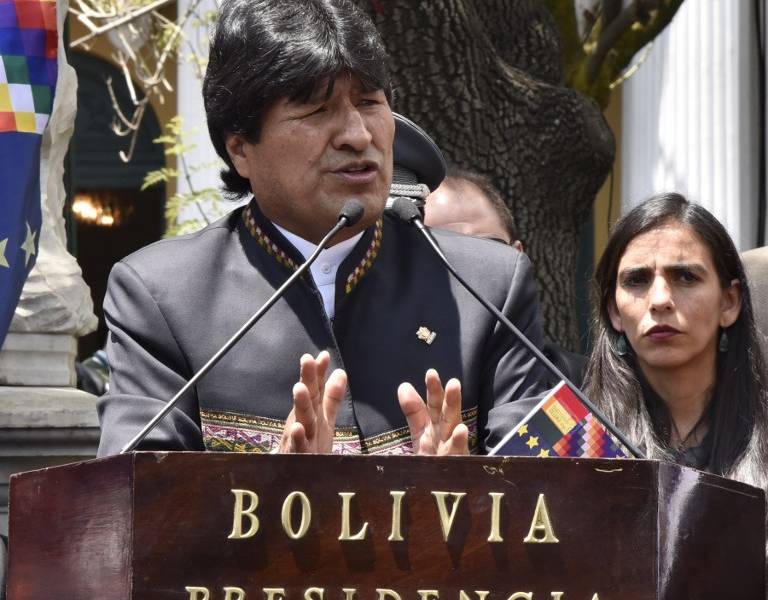 Bolivia ofrece diálogo a Chile con el papa como garante y reponer embajadas