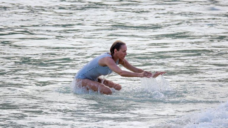 Las fotos que no le favorecen a Uma Thurman en la playa