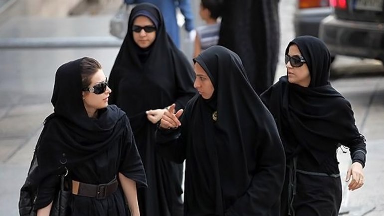 Mujeres son despedidas en Irán al volver de su baja maternal