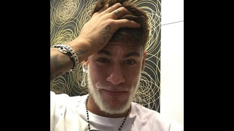 Neymar celebra la Navidad con nuevo look