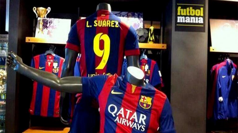 En Barcelona ya venden la camiseta de Luis Suárez