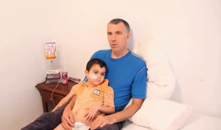 Los padres del niño británico enfermo, detenidos en Madrid, se defienden