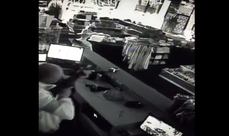 (VIDEO) El comerciante que tiroteó a los ladrones como todo un &#039;Rambo&#039;