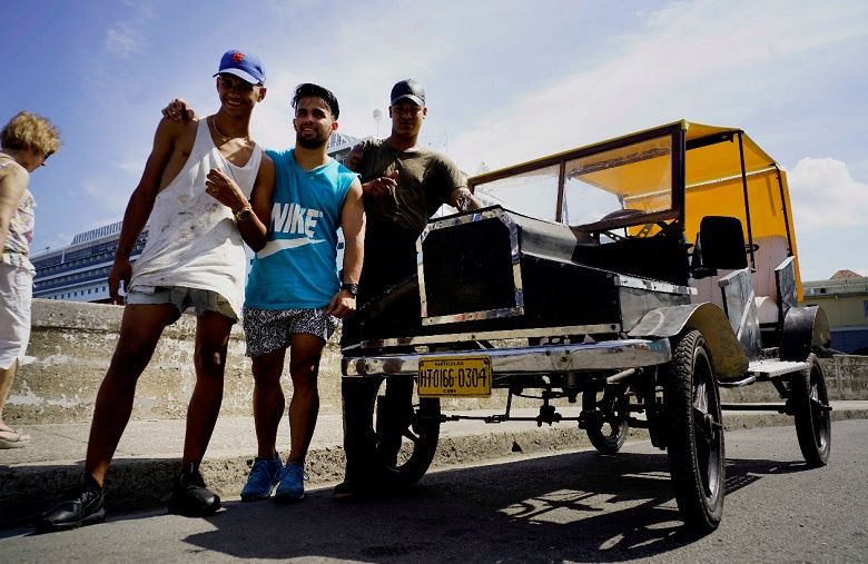 Jóvenes cubanos construyen un Ford que avanza con pedales