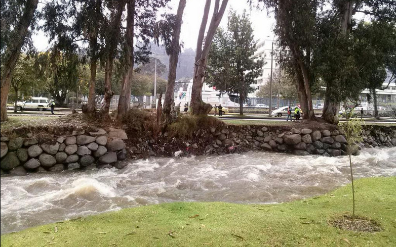 Lluvias provocan la crecida de los ríos Yanuncay y Tomebamba en Cuenca