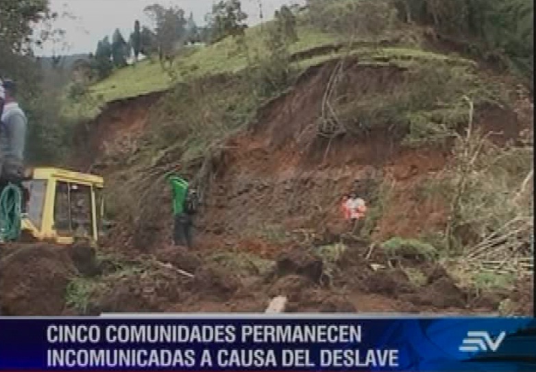 Una vivienda destruida y 5 barrios incomunicados tras deslave en Tungurahua