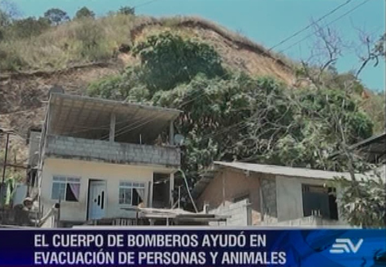 Deslaves en Portovelo deja 6 familias evacuadas y la vía de acceso cerrada