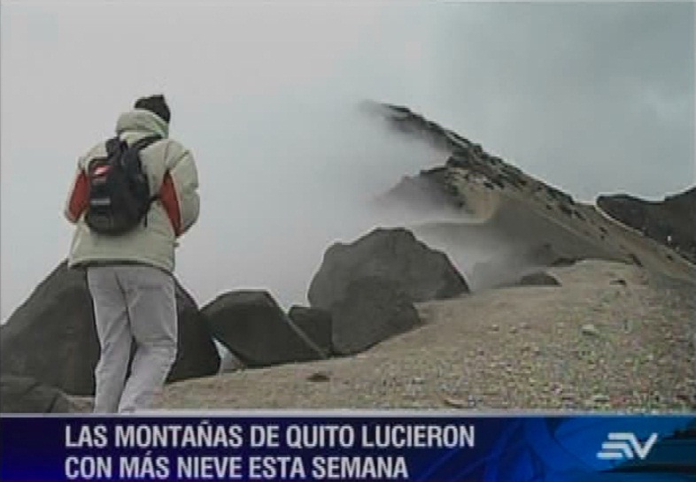 (VIDEO) Impresionantes imágenes de los nevados se observan en las madrugadas de Quito