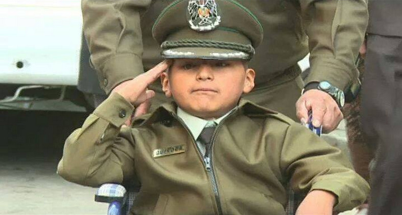 Policía boliviana cumple deseo de niño con cáncer y le da grado honorífico