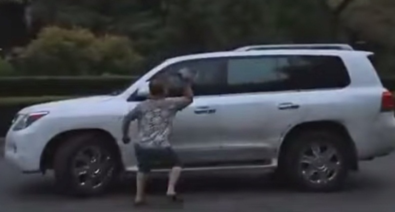 (VIDEO) Testigos intentan detener a conductor que se fugó tras atropellar a una persona