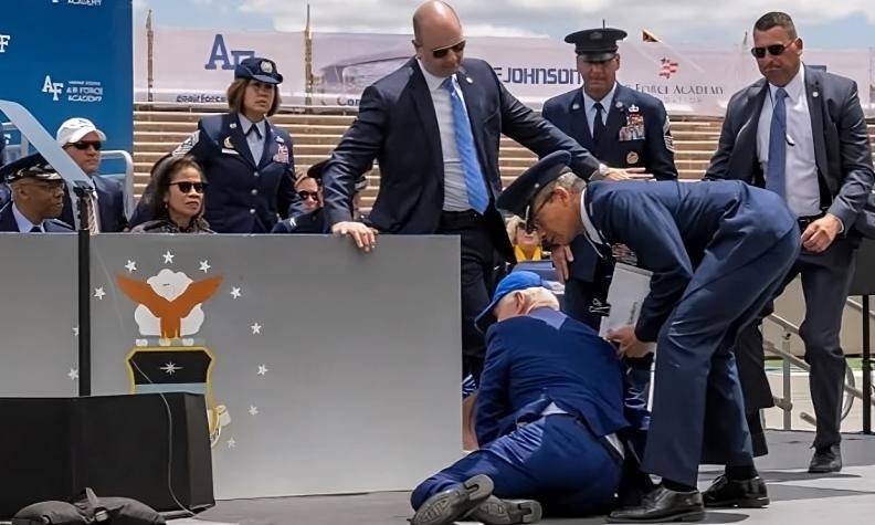 (VIDEO) Joe Biden sufre terrible caída durante evento de Fuerza Aérea de Estados Unidos
