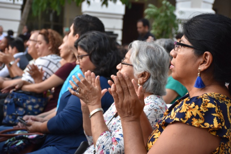 Decenas de madres asisten a homenaje en Guayaquil