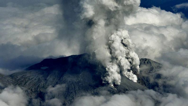 Erupción volcánica deja un muerto y más de 30 heridos graves en Japón