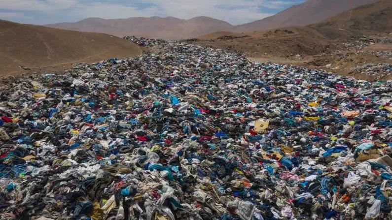 Chile: el inmenso cementerio de ropa usada en el desierto de Atacama