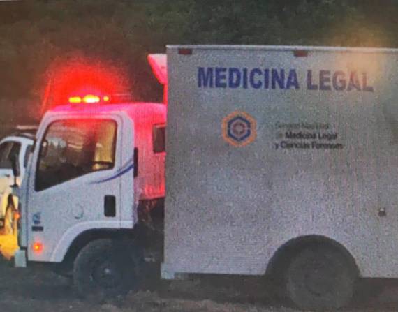 Un vehículo de Medicina Legal llegó al sitio para retirar los cuerpos.
