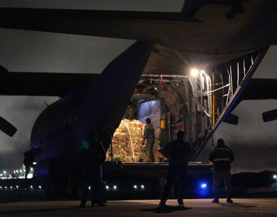 Fotos de agentes descargando la droga incautada en Galápagos de un avión de la Fuerza Aérea en Quito, la noche del viernes 3 de mayo del 2024.