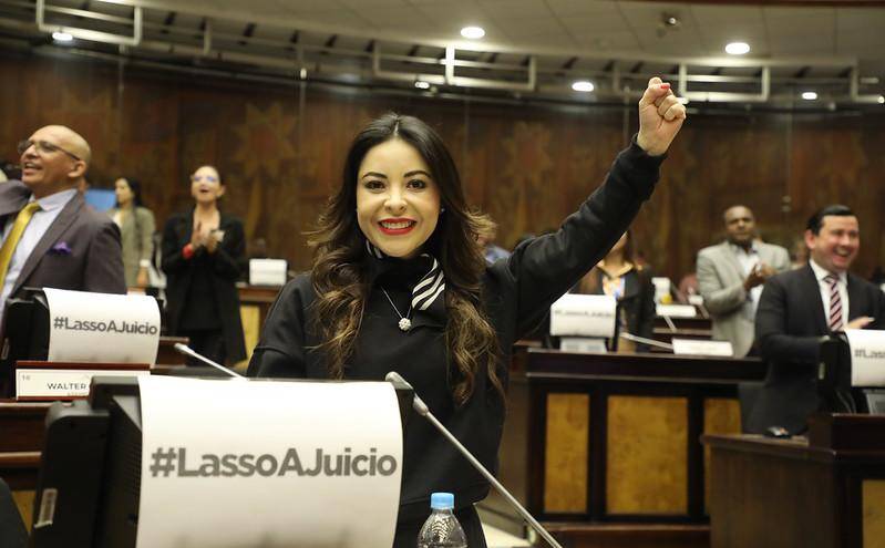 Felices, los legisladores del correísmo, como Pamela Aguirre, celebran la aprobación del infome que recomienda el juicio político a Guillermo Lasso.