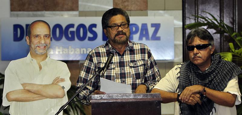 Las FARC abren nuevo ciclo de diálogos pidiendo el fin del paramilitarismo