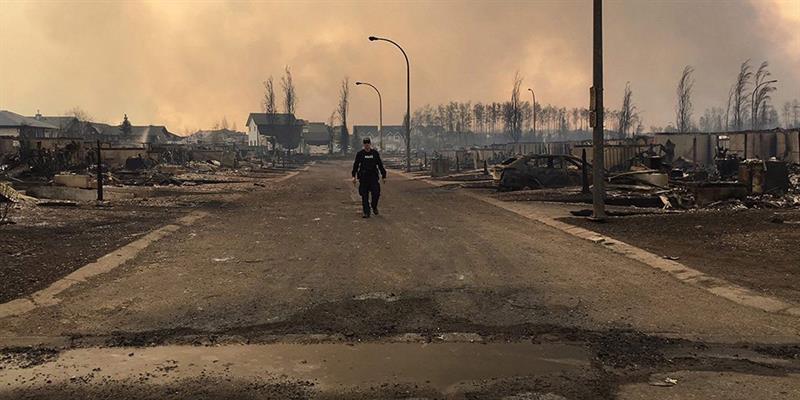 Canadá: miles de evacuados cruzan localidad azotada por incendios