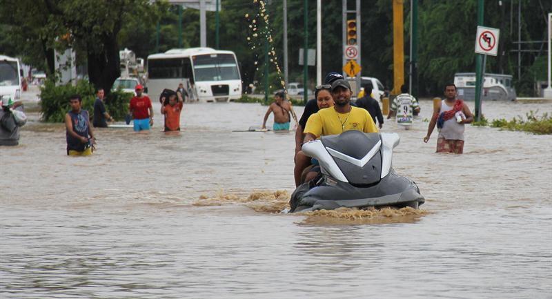 Más de 30 muertos deja el paso de dos ciclones por las costas de México