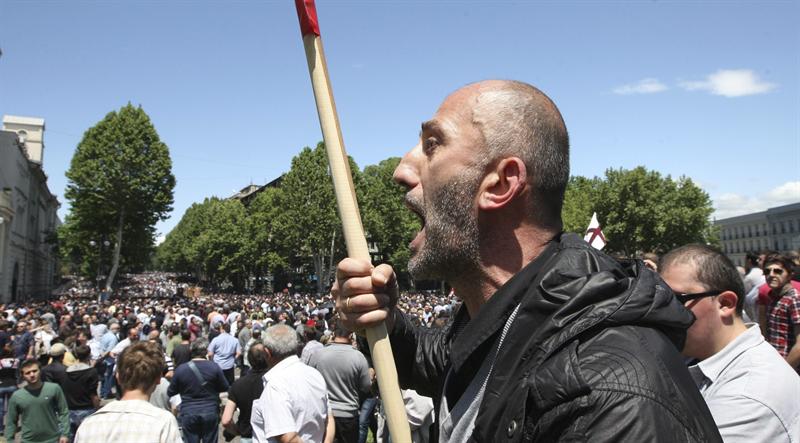 Miles de georgianos impiden en una marcha gay contra la homofobia