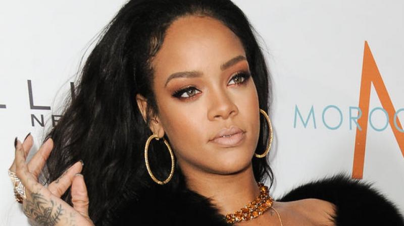 Rihanna demanda a su padre por uso de apellido para negocio