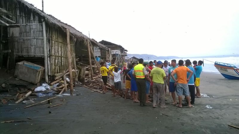 Oleaje destruye 3 casas y deja en riesgo a 8 en Manabí