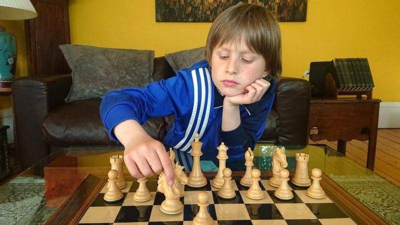 El niño de 10 años que derrotó a un gran maestro de ajedrez