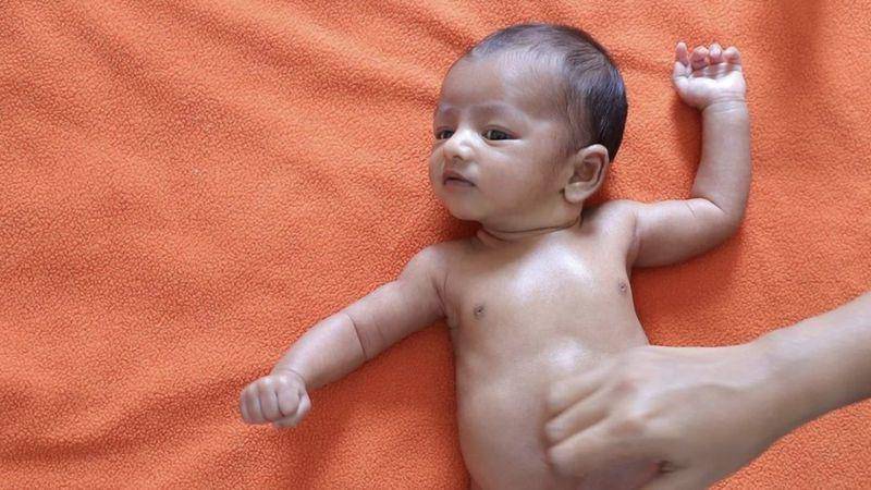 El simple masaje que puede salvar vidas de bebés prematuros
